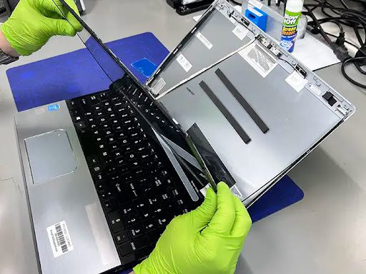 امروزه برنامهنویسی یکی از مهارتهای کلیدی و پرتقاضا در دنیای فناوری است. برای موفقیت در این زمینه، انتخاب یک لپتاپ مناسب برنامهنویسی اهمیت بسیار بالایی دارد. یک دستگاه با مشخصات سختافزاری و نرمافزاری مناسب، سرعت، دقت و بهرهوری شما را در توسعه نرمافزار افزایش میدهد. در این مقاله به بررسی کامل ویژگیهای یک لپتاپ مخصوص برنامهنویسی و نکات مهم در راهنمای خرید لپتاپ برنامهنویسی میپردازیم و همچنین آموزشگاه مبین قائمشهر را به عنوان یکی از بهترین مرکز آموزش برنامهنویسی معرفی میکنیم.